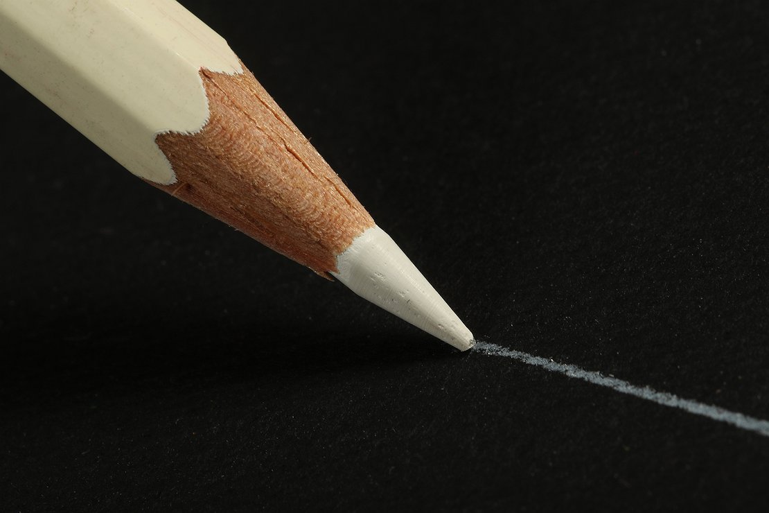 Черный карандаш на белом фоне